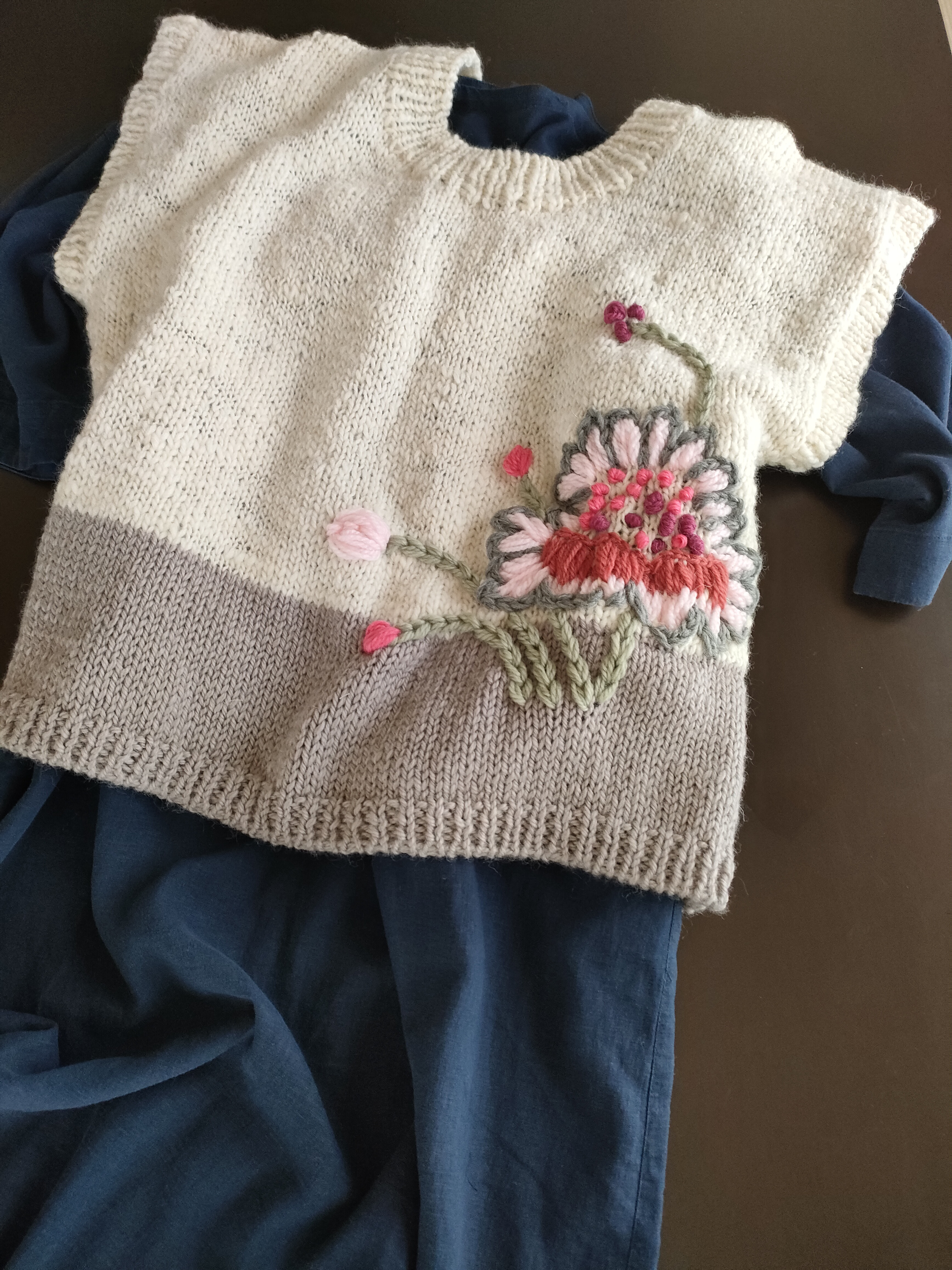 北欧風毛糸刺繍のベスト