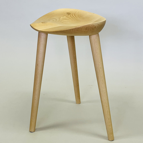 自然体の椅子・シリオ3(スリー) 人の両脚とお尻の三点で身体を支える