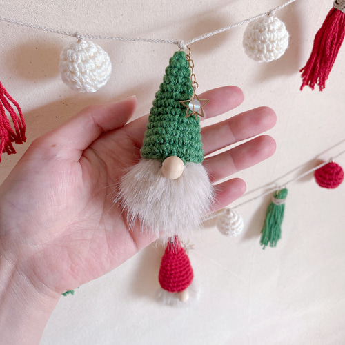 カラフルな人工クリスマスツリー