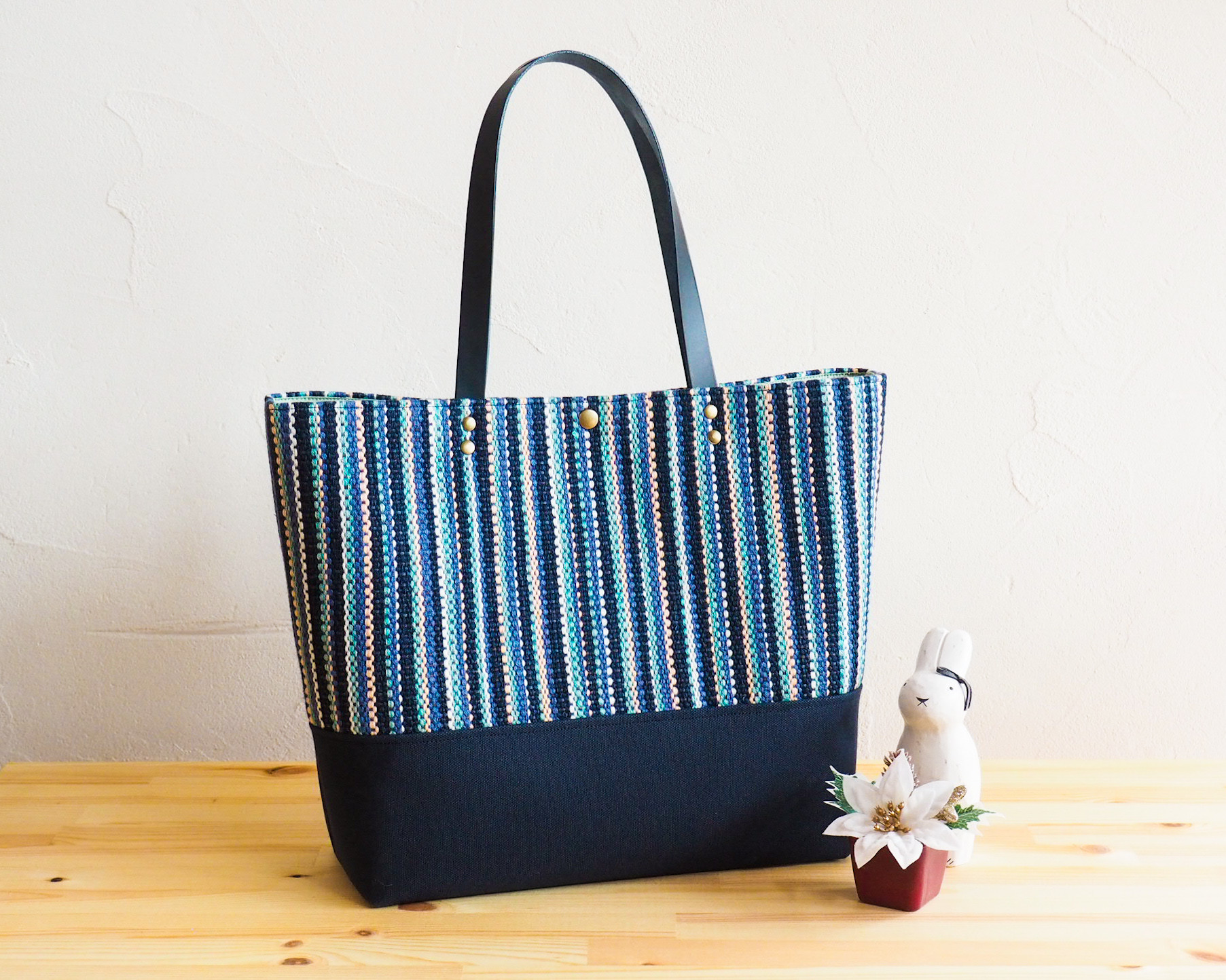 北欧風マルチカラー手織り布のビッグトートバッグ（紺）