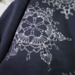 雪片のドイリー ろうけつ染めプルオーバー（ユニセックスサイズ） *sumikuro* 6枚目の画像