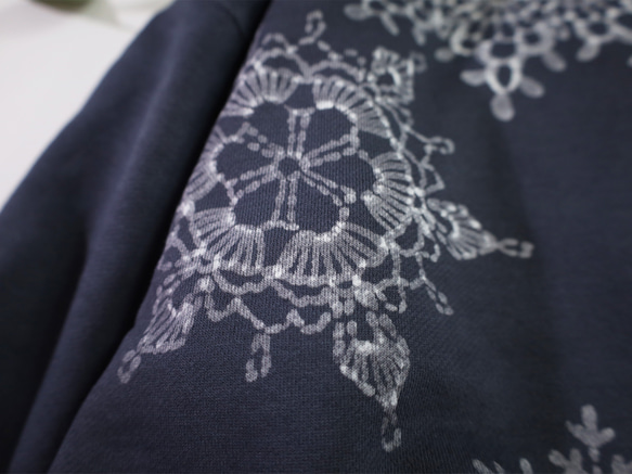 雪片のドイリー ろうけつ染めプルオーバー（ユニセックスサイズ） *sumikuro* 6枚目の画像