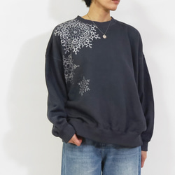 雪片のドイリー ろうけつ染めプルオーバー（ユニセックスサイズ） *sumikuro* 11枚目の画像