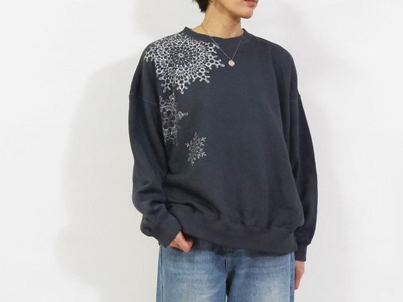 雪片のドイリー ろうけつ染めプルオーバー（ユニセックスサイズ） *sumikuro* 11枚目の画像