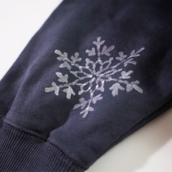 雪片のドイリー ろうけつ染めプルオーバー（ユニセックスサイズ） *sumikuro* 10枚目の画像