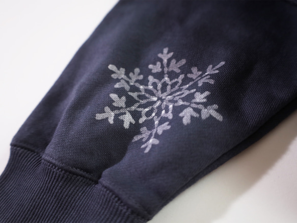 雪片のドイリー ろうけつ染めプルオーバー（ユニセックスサイズ） *sumikuro* 10枚目の画像