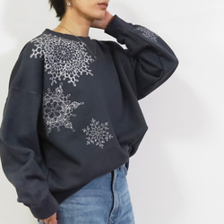 雪片のドイリー ろうけつ染めプルオーバー（ユニセックスサイズ） *sumikuro* 1枚目の画像