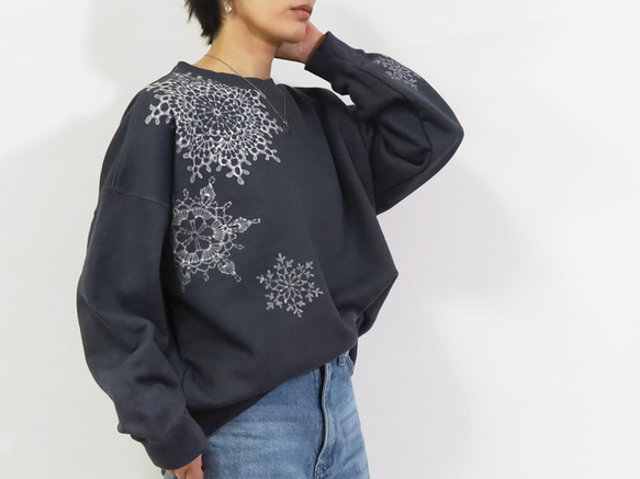 雪片のドイリー ろうけつ染めプルオーバー（ユニセックスサイズ） *sumikuro* 1枚目の画像