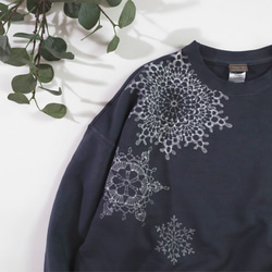雪片のドイリー ろうけつ染めプルオーバー（ユニセックスサイズ） *sumikuro* 4枚目の画像