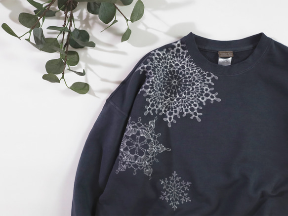 雪片のドイリー ろうけつ染めプルオーバー（ユニセックスサイズ） *sumikuro* 4枚目の画像