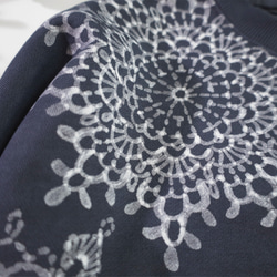 雪片のドイリー ろうけつ染めプルオーバー（ユニセックスサイズ） *sumikuro* 5枚目の画像