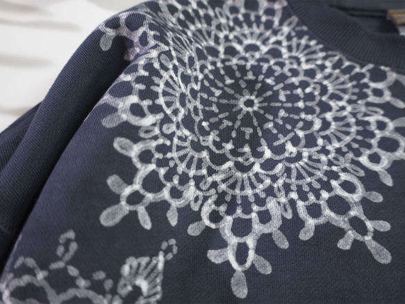 雪片のドイリー ろうけつ染めプルオーバー（ユニセックスサイズ） *sumikuro* 5枚目の画像