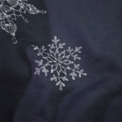 雪片のドイリー ろうけつ染めプルオーバー（ユニセックスサイズ） *sumikuro* 8枚目の画像