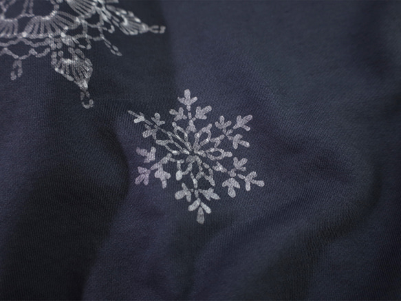 雪片のドイリー ろうけつ染めプルオーバー（ユニセックスサイズ） *sumikuro* 8枚目の画像