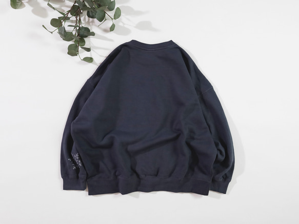 雪片のドイリー ろうけつ染めプルオーバー（ユニセックスサイズ） *sumikuro* 3枚目の画像