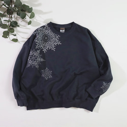 雪片のドイリー ろうけつ染めプルオーバー（ユニセックスサイズ） *sumikuro* 2枚目の画像