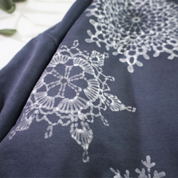 雪片のドイリー ろうけつ染めプルオーバー（ユニセックスサイズ） *sumikuro* 7枚目の画像