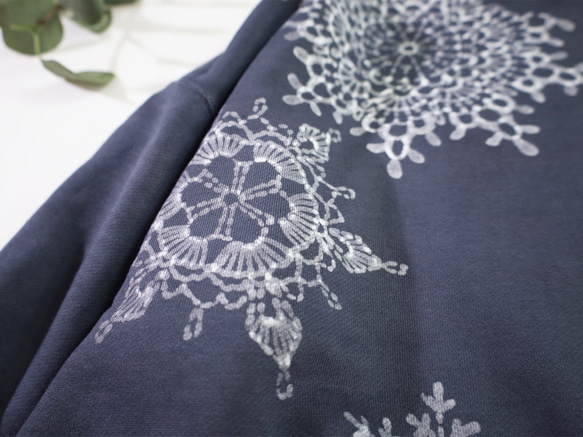 雪片のドイリー ろうけつ染めプルオーバー（ユニセックスサイズ） *sumikuro* 7枚目の画像