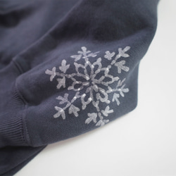 雪片のドイリー ろうけつ染めプルオーバー（ユニセックスサイズ） *sumikuro* 9枚目の画像