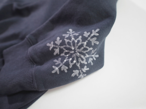 雪片のドイリー ろうけつ染めプルオーバー（ユニセックスサイズ） *sumikuro* 9枚目の画像