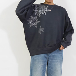 雪片のドイリー ろうけつ染めプルオーバー（ユニセックスサイズ） *sumikuro* 12枚目の画像