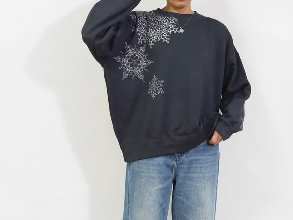 雪片のドイリー ろうけつ染めプルオーバー（ユニセックスサイズ） *sumikuro* 12枚目の画像