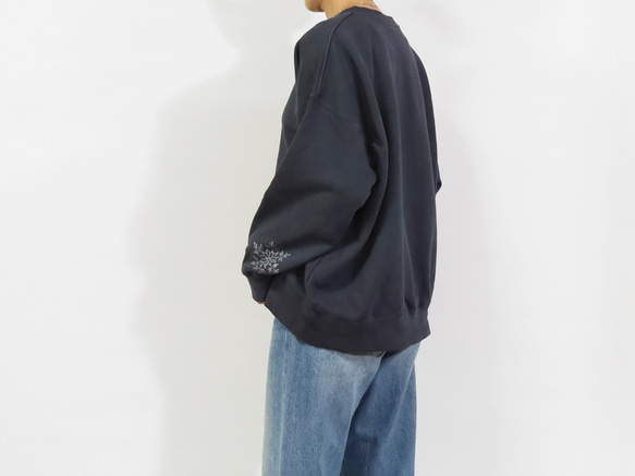 雪片のドイリー ろうけつ染めプルオーバー（ユニセックスサイズ） *sumikuro* 13枚目の画像