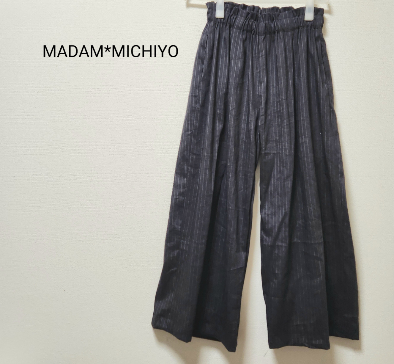 タック入りワイドパンツ 濃紺ストライプポリエステル素材