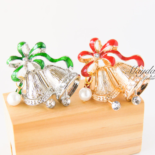 クリスマスベル〜金の鈴の響きブローチ』赤いリボン ブローチ yokuri