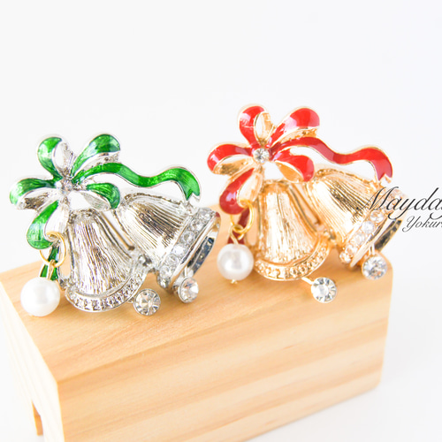 クリスマスベル〜金の鈴の響きブローチ』赤いリボン ブローチ yokuri