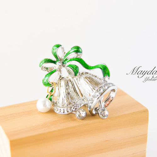 クリスマスベル〜銀の鈴の響きブローチ』緑のリボン ブローチ yokuri