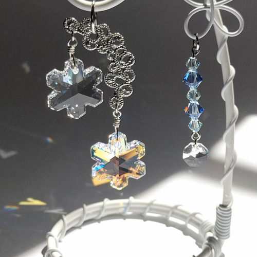 雪の結晶 置き型サンキャッチャー 手のひらサイズ 卓上 スワロ