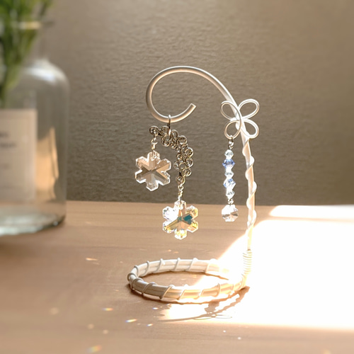 雪の結晶 置き型サンキャッチャー 手のひらサイズ 卓上 スワロ