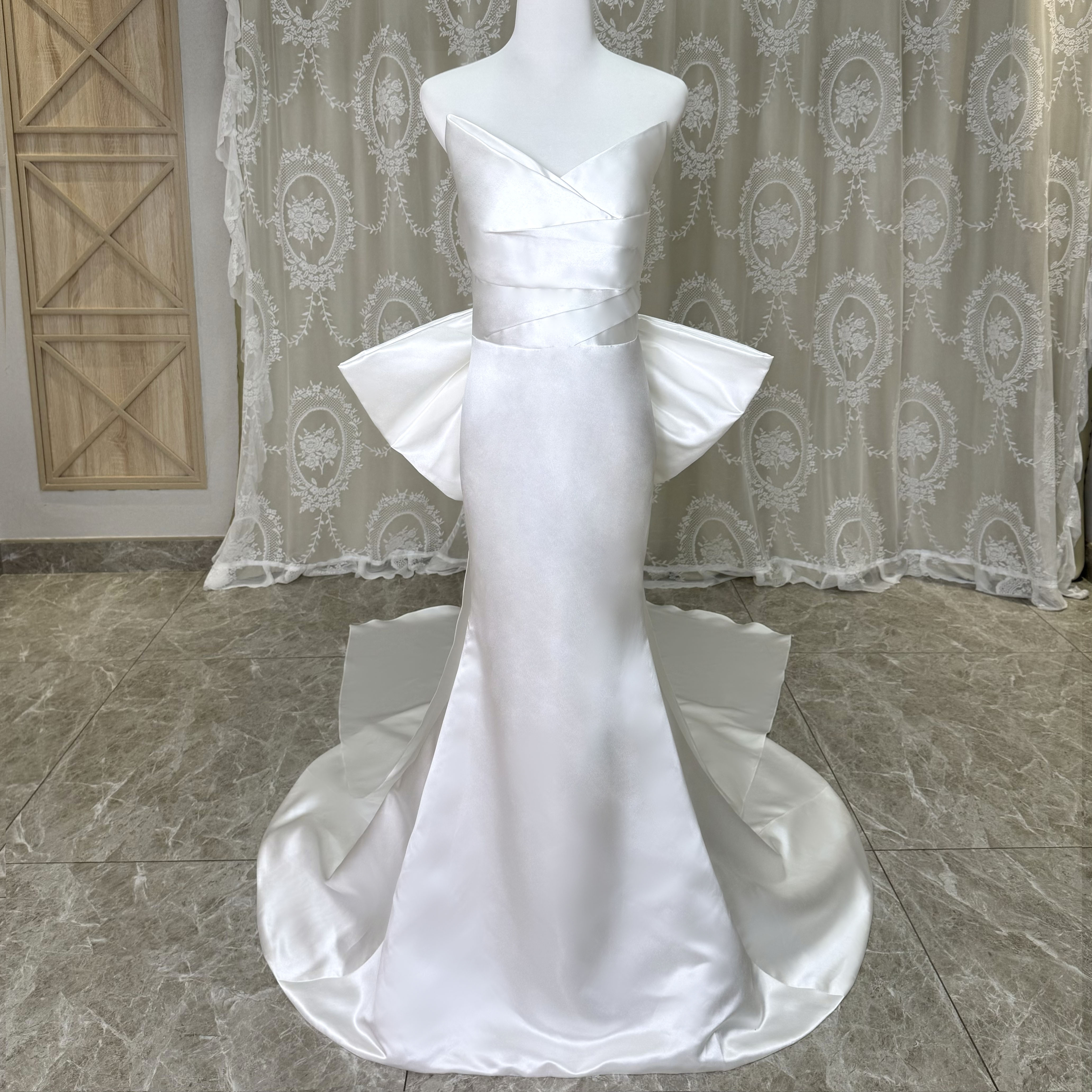 見逃さないで！ホワイト　マーメイドドレス　カラー変更可能　ハートライン　バックリボン　トレーン　ピンク・ブラックなど結婚