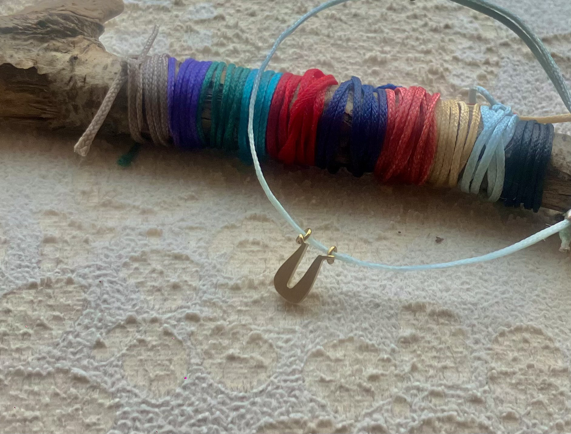 つけっぱなし・調節可能なカラーコード ユニセックス イニシャル アルファベット 紐ブレスレット