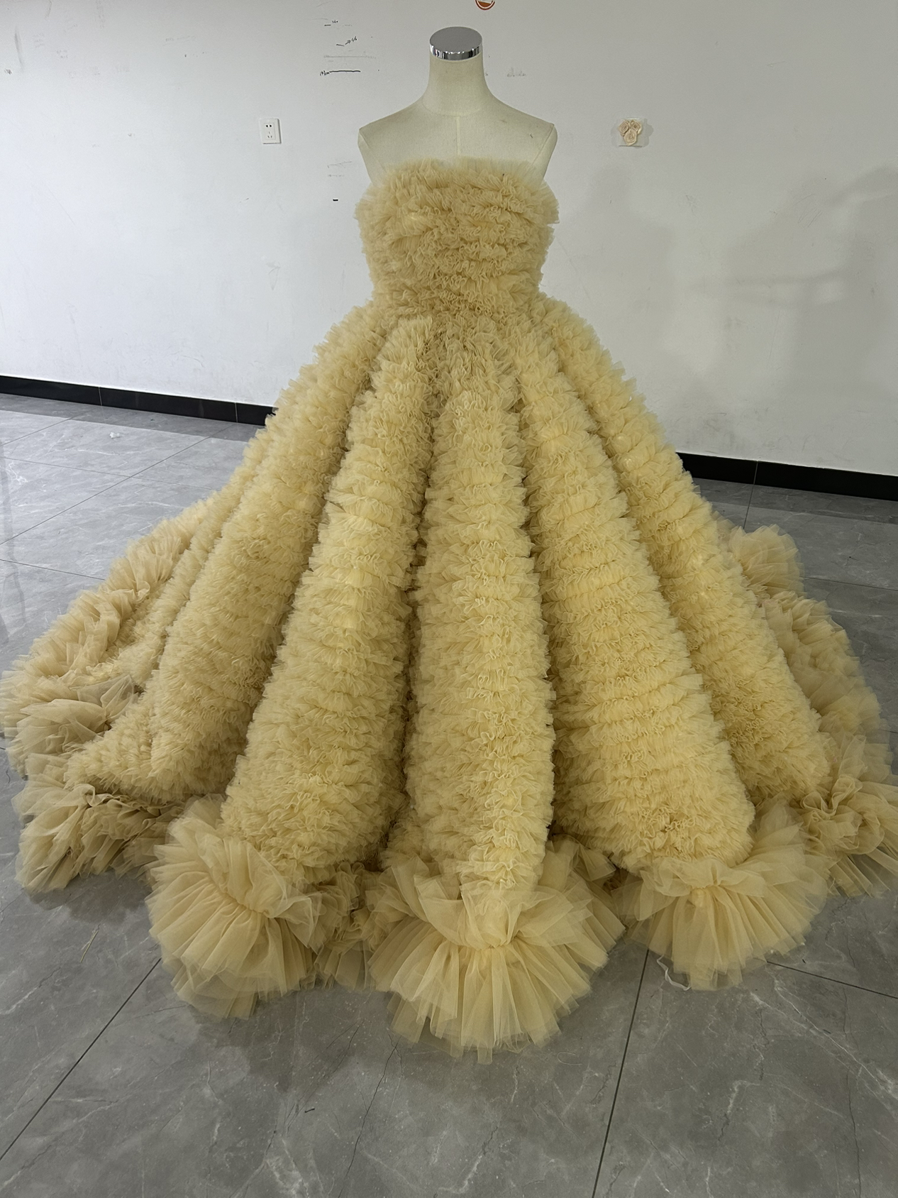 韓国風もふもふカラードレス　もこもこチュールドレス　イエロー ベアトップ フリル　ボリュームたっぷり　華やかなトレーン