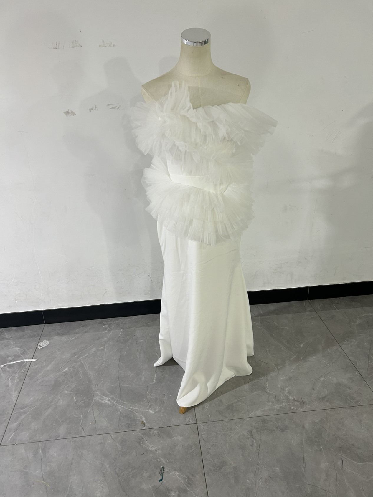 パーティードレス オフホワイト ベアトップ 背中見せ 細見えシルエット ラッフルフリル ロング