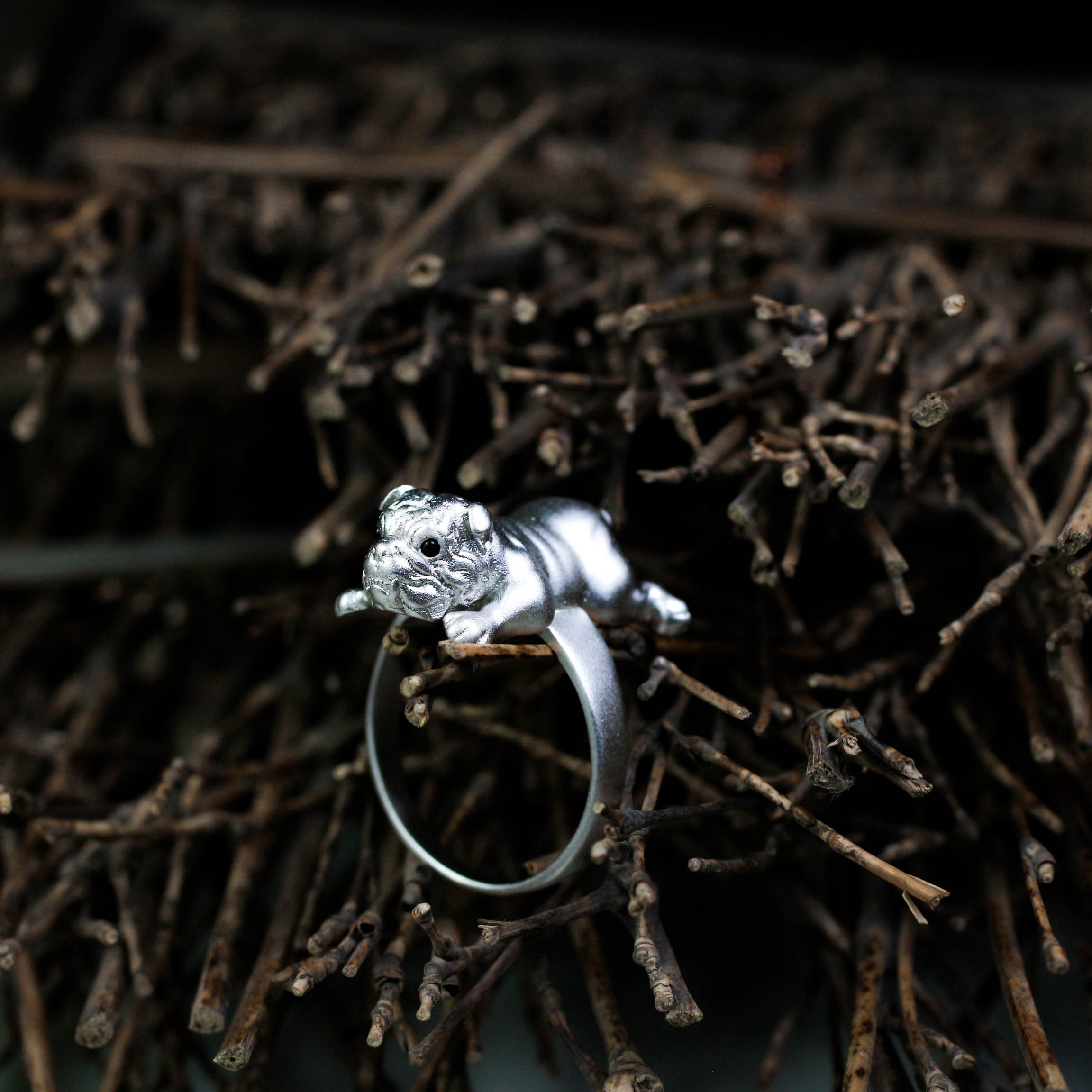 フレンチブルドッグのシルバーリング、925スターリングシルバーブラックストーンパグハンドメイドジュエリーとの目