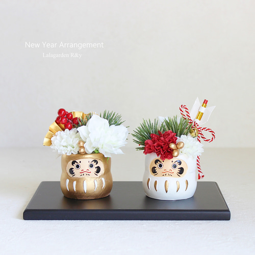 新年 縁起物 金白ミニ達磨 お正月飾り 【黒敷板付き】 破魔矢 扇 松