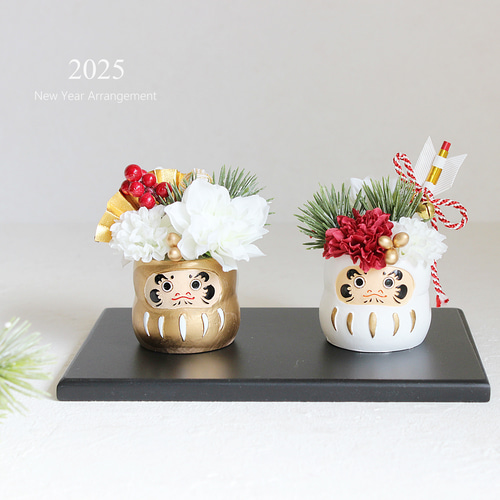 新年 縁起物 金白ミニ達磨 お正月飾り 【黒敷板付き】 破魔矢 扇 松