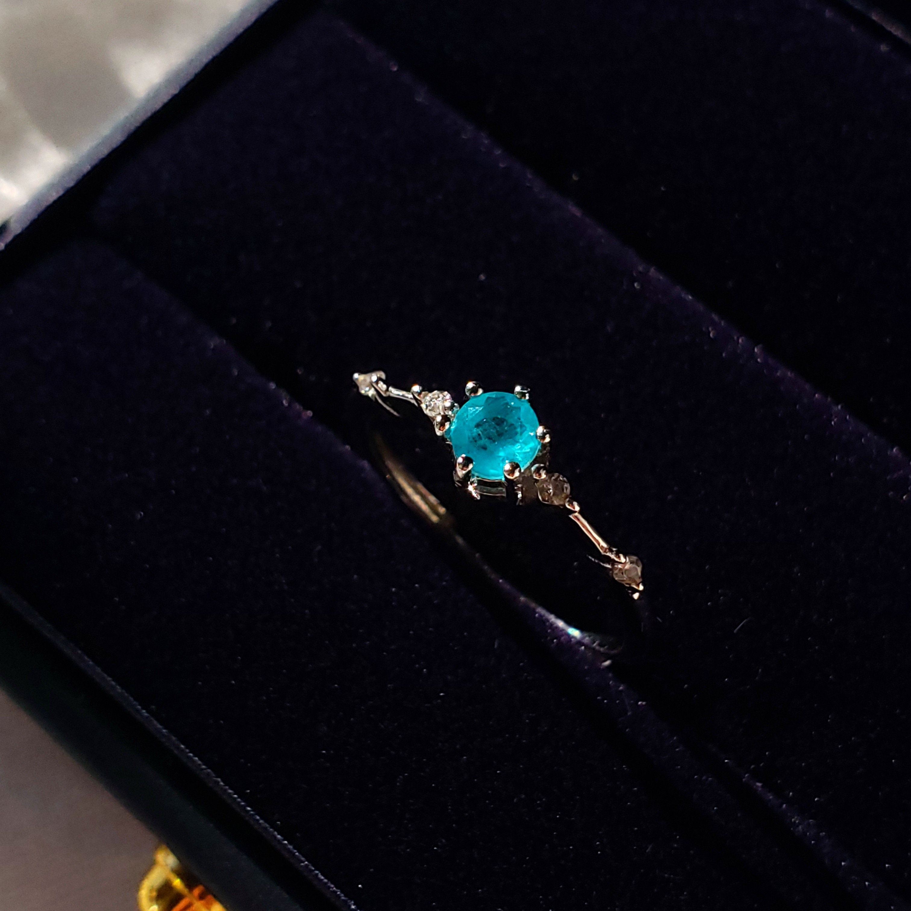 ブラジルブルー 奇跡の輝き✨パライバトルマリン　人工宝石 4ｍｍ 　ダイヤモンドデザインリング　フリーサイズ