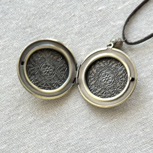 【レア品 最終値】お花柄のアンティーク風ロケットペンダント Amazon | ネックレス レディース ロケットペンダント アンティーク風