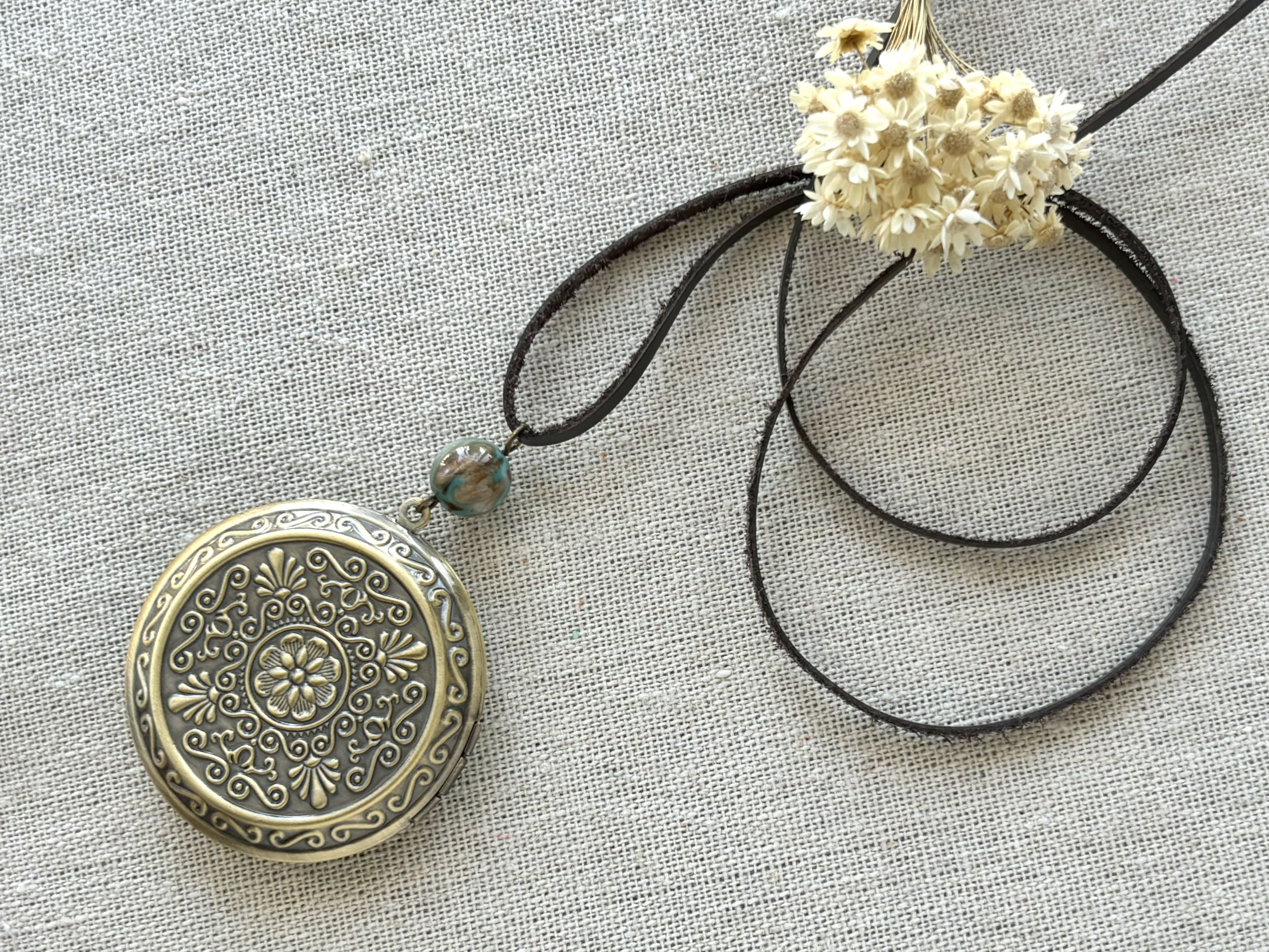 【レア品 最終値】お花柄のアンティーク風ロケットペンダント 最終値】お花柄のアンティーク風ロケットペンダント 【レア品