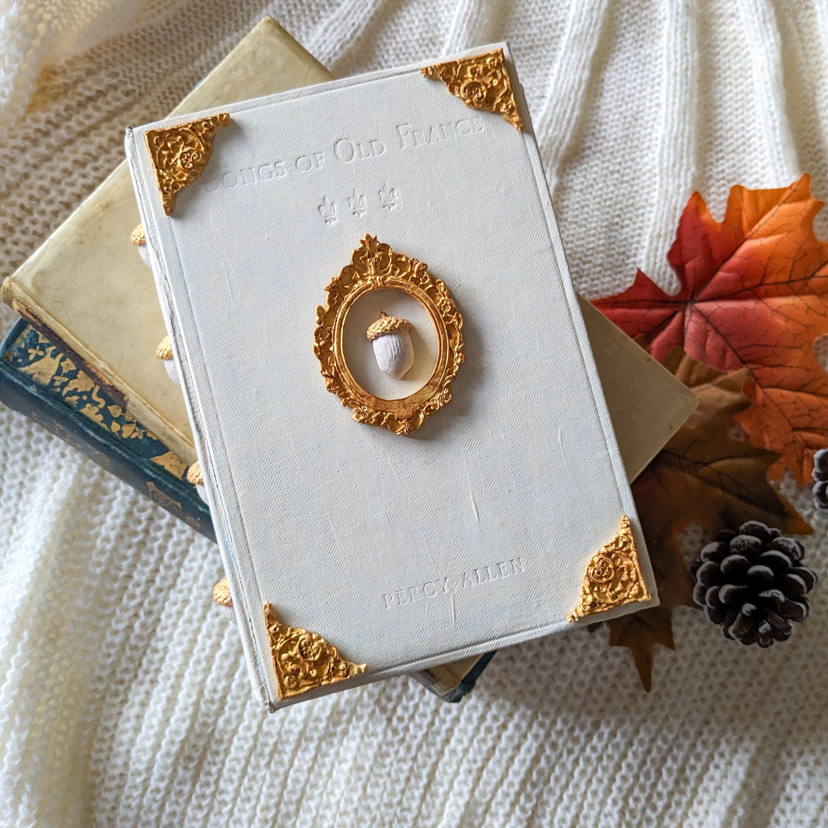 「秋の散策」〜隠し収納付きアンティーク本リメイク品〜　ハンドメイド