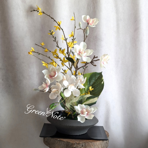 まるで本物の生け花！花台付き マグノリアとレンギョウ モカラの