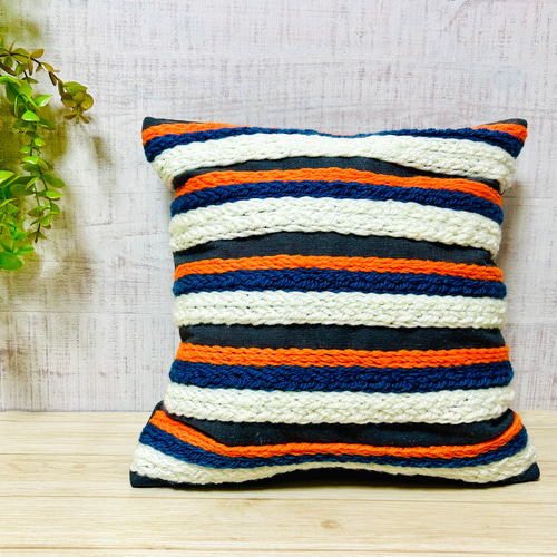 ミニクッション☆35cmx35cm☆中わた一体型】毛糸刺繍｜C