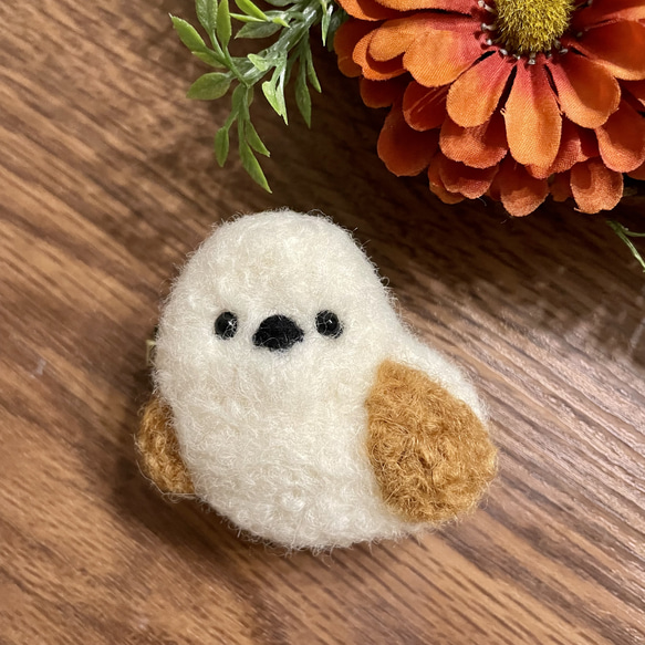 ふんわり羊毛フェルトのふわふわシマエナガ ブローチ （ふわふわ