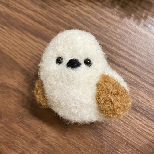 ふんわり羊毛フェルトのふわふわシマエナガ ブローチコサージュ