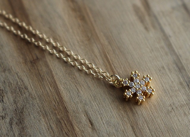 雪の結晶＜キュービックジルコニア＞のペンダント（K14GF）