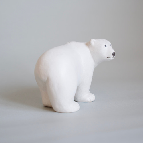 こちらを見つめるシロクマの置物 その他置物 m-zokei 通販 18567235